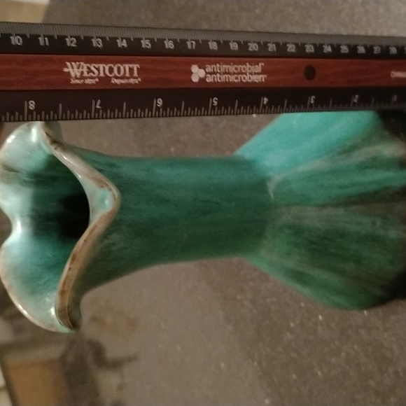 🌷Beautiful Handmade Blue Mountain Pottery tulip vase🌷 - Picture 5 of 6